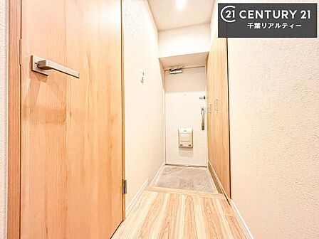 疲れて帰ってきても、ただいま!を言いたくなる、優しく迎え入れてくれる空間になっています。明るく温もり溢れる玄関です!