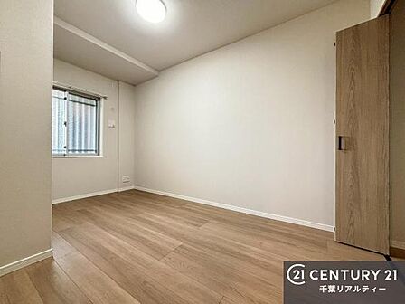 掃き出し窓がないお部屋は、お子様のお部屋としても安心です!収納スペースも充実しているので散らかったお部屋をサッと片付けられます!