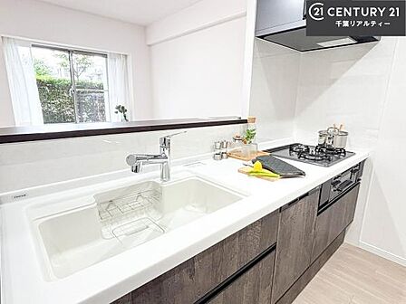 大人気の対面式システムキッチンを採用しています！ご家族のコミュニケーションが自然と増える設計です。お子様にも目が届くので嬉しいですね！広々使えて快適で作業が進みます。