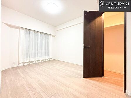 優しい光が差し込む洋室は、朝の目覚めも気持ちが良さそうですね。おうち時間もゆったりと過ごすことができます。優しい色合いのフローリングがどんな家具にもマッチします！