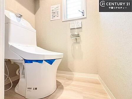温水洗浄便座につき、冬場は便座が暖かくできるので冷たい便座に座らずに済む嬉しい仕様です!