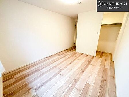 洋室は子供部屋や寝室、色々と用途多彩に利用できますね。収納力もたっぷりなので、広々気持ちよく過ごすことができます。