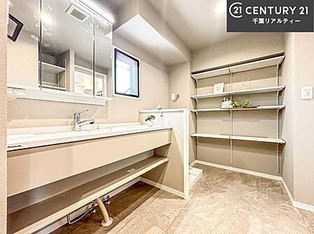 三面鏡仕様の洗面化粧台を採用。鏡裏収納付きのため、ドライヤーや化粧品などをすっきり片付けられます。洗面台まわりを広く使え、毎日の身支度も快適に行えます。