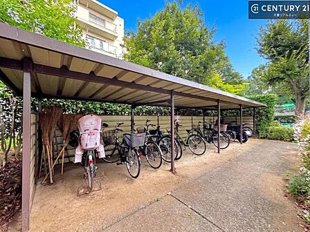 共用部分・駐輪場です。自転車があれば行動範囲が広がりお出かけ便利です!空き状況に関してはお気軽にお問い合わせください