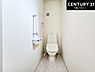 トイレ：1・2階にトイレがございます！朝の忙しい時間帯も待たずにすみそうですね。白を基調とした清潔感のあるトイレでお手入れがしやすいです！