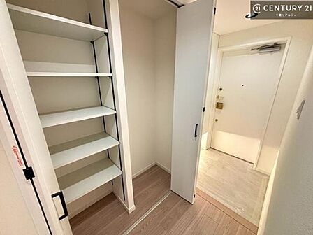 住空間をすっきり使うためには必須ポイントの収納スペースですよね。是非現地でご確認ください!