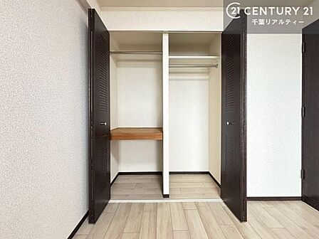 全居室収納スペースがついています!居室をスッキリ整頓する事ができますね。家具を選ばないシンプルなデザインの為、家具を選ばずお気に入りの空間作りができそうですね。