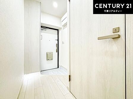 落ち着いた雰囲気で、住まいの第一印象を上品に演出する玄関。ゆとりのある空間で、ご家族やゲストを心地よく迎え入れます。