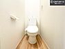 トイレ：1・2階にトイレがございます！朝の忙しい時間帯も待たずにすみそうですね。白を基調とした清潔感のあるトイレでお手入れがしやすいです！