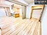 寝室：優しい光が差し込む洋室は、朝の目覚めも気持ちが良さそうですね。おうち時間もゆったりと過ごすことができます。優しい色合いのフローリングがどんな家具にもマッチします！