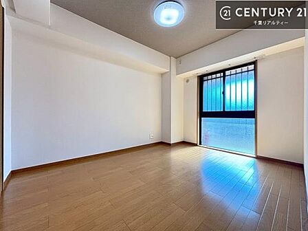シンプルにデザインされているため、家具を選びません!お気に入りの家具を置いてくつろげる空間を作ることができます。