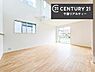 リビング/ダイニング：優しい陽だまりがリビングを包んでくれて居心地の良い空間を演出してくれます！くつろぎの時間を過ごせます！