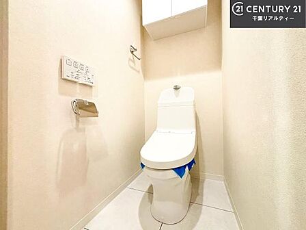 清潔感のある色味のお手洗いです！さわやかでスッキリする空間です！白を基調としているので、お手入れがしやすいトイレです！