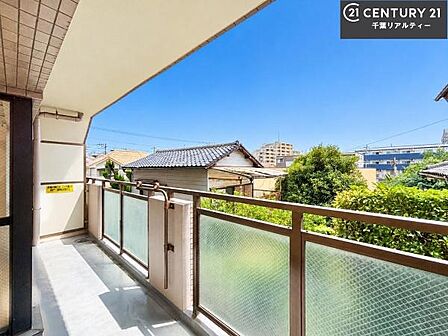 落ち着きある住宅街です!周囲には高い建物がなく、空が広く開放感があり、陽当たりを大きく遮られることもありません!気持ちの良い風が通り抜ける街並みです!