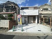 南向き　白と木目の外観です！　8/18　撮影