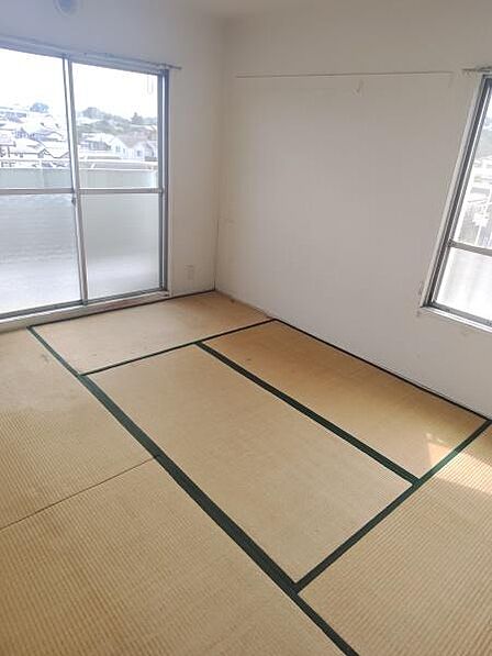 LDK横の2面採光の和室。お子様が小さいうちはリビングとつなげて余裕のある広さに