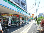 ファミリーマート竹ノ塚駅西店まで579m