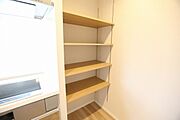キッチン奥の可変棚の収納です。