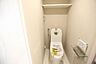 トイレ：トイレはシンプルなデザインながら、使いやすい温水洗浄便座が設置されております。また、上部には便利な棚が備わっております。