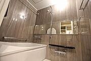 ユニットバスは落ち着いた色合いとなっており、ゆったりと心地よくおくつろぎいただける空間でございます。