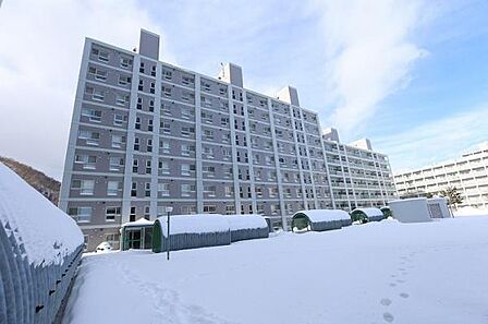 駐車場につきましては、屋外が月額8、000円、屋内が月額13、000円となっております。