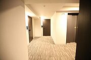 正面にお部屋が位置しており、エレベーターとの位置関係が分かる風景でございます。