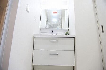 洗面化粧台はお手入れのしやすい仕様となっております。また、三面鏡の裏側には収納スペースを備えており、小物類もすっきりと整理して収納いただけます。