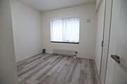 玄関横の約5.5帖の洋室でございます。