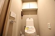 トイレはシンプルなデザインながら、使いやすい温水洗浄便座が設置されております。
