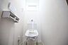 トイレ：トイレはシンプルなデザインながら、使いやすい温水洗浄便座が設置されております。