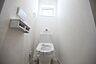 トイレ：トイレはシンプルなデザインながら、使いやすい温水洗浄便座が設置されております。