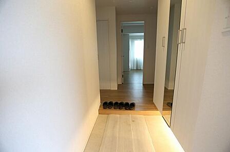 玄関には、人感センサー付きの照明を設置しております。帰宅時に玄関ドアを開けると、自動で点灯し、足元を明るく照らします。