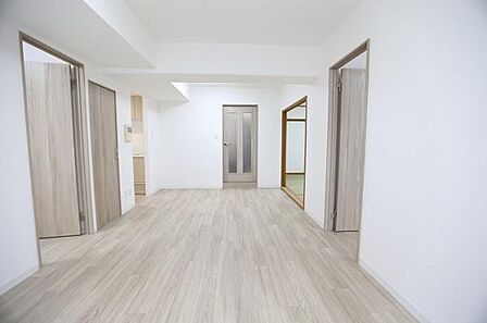こちらは、バルコニー側を背にして撮影した、約11.3帖のリビングでございます。