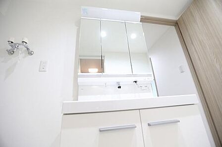洗面化粧台には、一体型の洗面ボウルを採用しており、お手入れのしやすい仕様となっております。また、三面鏡の裏側には収納スペースが設けられており、小物類もすっきりと整理・収納いただけます。