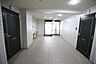 エントランス：エントランスでございます。ゆとりのある広々とした空間となっており、開放感のある造りが魅力です。
