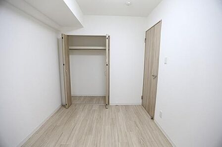 約5.2帖の洋室には、クローゼットを備えております。