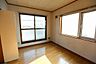 洋室：2階南側約6.0帖の広さを有する洋室でございます。