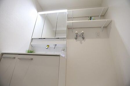 洗面化粧台には、一体型の洗面ボウルを採用しており、お手入れのしやすい仕様となっております。また、三面鏡の裏側には収納スペースが設けられており、小物類もすっきりと整理・収納いただけます。