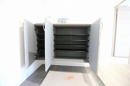 シューズボックス内部の様子でございます。収納棚は可動式となっており、靴の高さに合わせて効率よく収納いただけます。