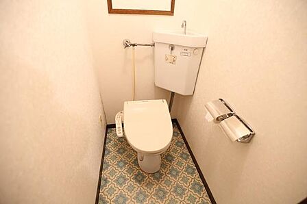 温水洗浄便座付きのトイレでございます。