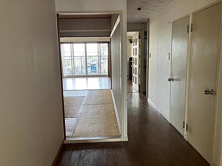 和室は玄関からも、リビングからも2WAY洋室への間取りもご相談ください。