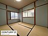 和室：落ち着いた雰囲気の和室は窓からの柔らかな光が室内を明るく演出します。畳が敷かれていて伝統的な空間が広がっています。2方向に窓があり通風も良好です。日本らしい落ち着きを感じられるお部屋です。