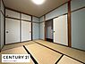 和室：畳が敷かれた和室は落ち着いた雰囲気が広がっています。引き戸の収納スペースも充実しているためすっきりとした室内を保てます。シンプルな色使いが空間を広く見せています。