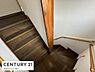 室内：木目調の階段が落ち着いた雰囲気を演出しています。手すりが設置されているので安心して上り下りできます。空間を有効に使った折り返し階段が魅力です。壁の色合いが階段とマッチして統一感のある仕上がりです。