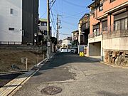 前面道路は幅がしっかりとあり車の出入りもスムーズに行えます。道路の舗装状態も良好で安心して通行できます。周辺の住宅も整然としており落ち着いた雰囲気が感じられます。現地の様子が分かりやすい写真です。