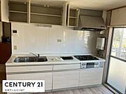シンプルなデザインが特徴のキッチンです。壁面収納が豊富で整理整頓がしやすそうです。ガスコンロやシンクも使い勝手の良いレイアウトです。大きな窓から自然光が入るため開放感があります。