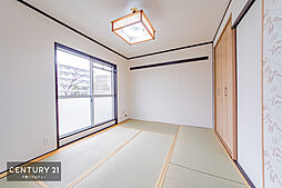 [内装] タタミの香りが安らぎを与える、リラックス空間。窓も大きく開放感のある和室となっております。日本人の心感じる「和」の空間。井草の香り漂う空間は癒しのひと時を演出してくれます！