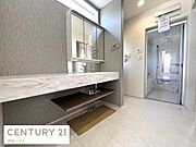 ◎暮らしやすい2WAY脱衣室！◎洗練されたスタイリシュオープンサニタリー！◎上部に明かり取りがあり！◎アクセントクロスがお洒落な洗濯機置き場！