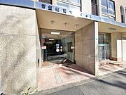 人に例えますとマンションのエントランスは「顔」にあたります。清潔感を備えた本マンションの「顔」は、訪れる人を大切に迎えてくれます