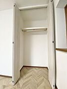 本物件クローゼットは、天井ギリギリまでたっぷり収納できます。何を仕舞い込んだのか。どの辺りに仕舞ったか。中の様子が分からないクローゼットでは意味がないと思います。たっぷり収納できる広いスペースです。